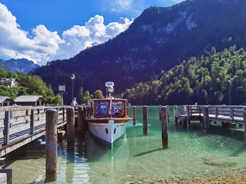 Die Königssee Schifffahrt startet im Ort Schönau