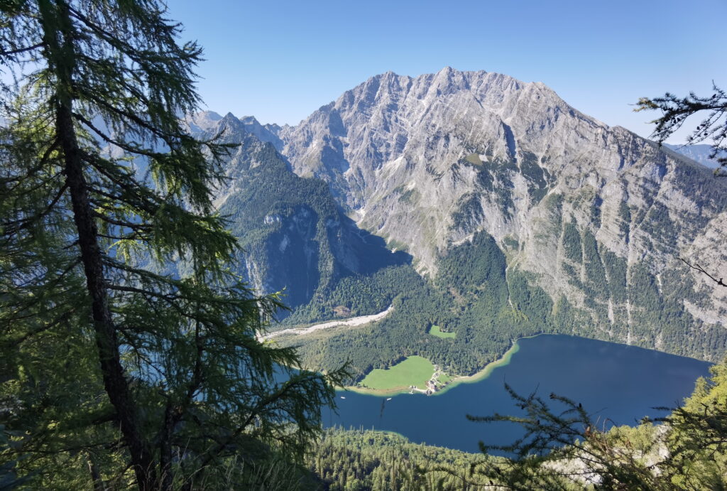 Aussichtspunkt Feuerpalfen oberhalb der Gotzenalm - mit Blick auf den Königssee samt Watzmann