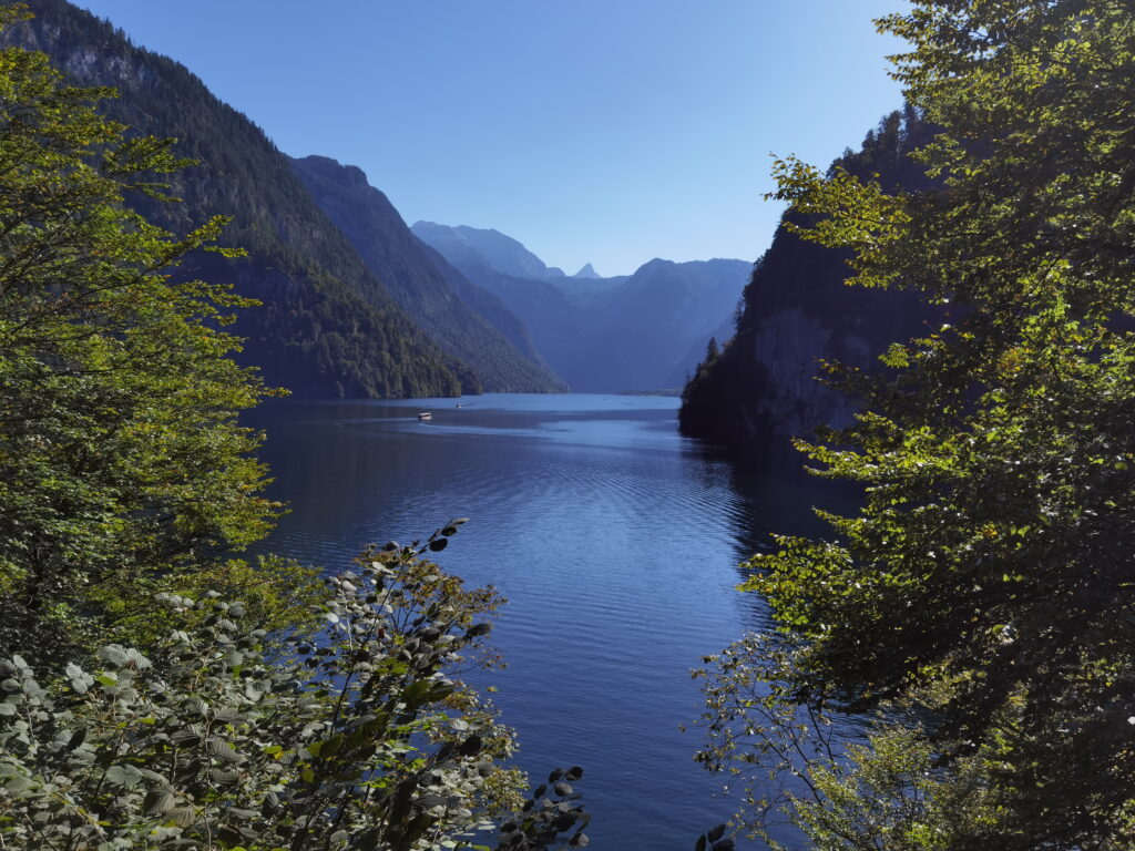 Zum Malerwinkel am Königssee wandern - hier hast du den Ausblick über den See